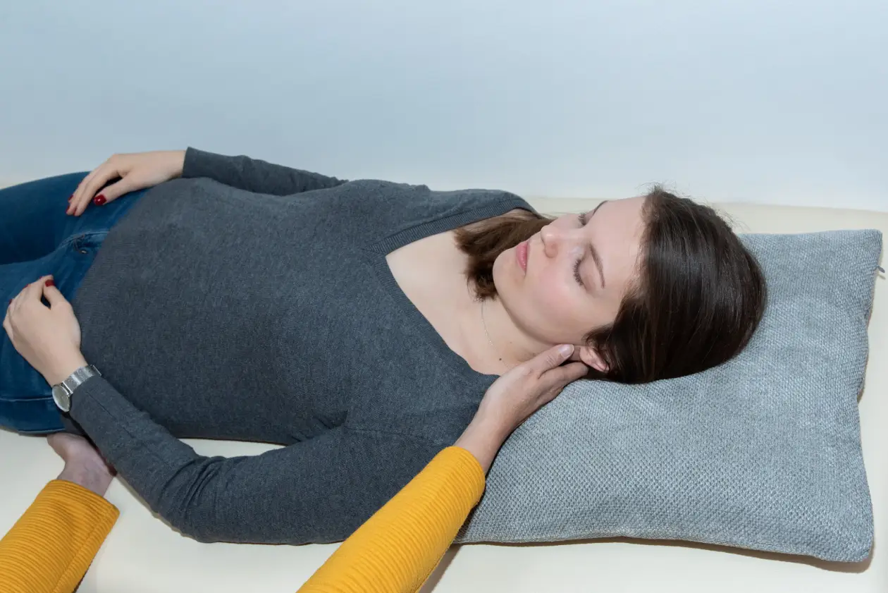 Person entspannt bei einer Behandlung